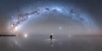 A Nasa elegeu como "foto astronômica do dia", em 22 de outubro, esta imagem da Via Láctea capturada por Jheison Huerta no Salar de Uyuni, na Bolívia  Foto: © Jheison Huerta / BBC News Brasil