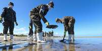 Militares do 4° Batalhão de Polícia do Exército (BPE) fazem mutirão para retirada dos resíduos de óleo na praia de Peroba, em Maragogi (AL)  Foto: Leandro de Santana / AGÊNCIA PIXEL PRESS/ESTADÃO CONTEÚDO