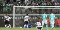 Weverton em ação que se tornou mais comum neste semestre: pegando pênalti (Agência Palmeiras/Divulgação)  Foto: Lance!