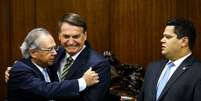 Paulo Guedes e Jair Bolsonaro durante a entrega do Plano mais Brasil para o presidente do Congresso, Davi Alcolumbre.  Foto: Marcelo Camargo/Agência Brasil / Estadão