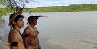 "Tiraram nossa liberdade", comenta o cacique Carai Iperu (dir.) sobre o receio de pescar no rio Piraquê-Açu  Foto: DW / Deutsche Welle