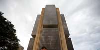 Homem passa em frente à sede do Banco Central em Brasília
29/10/2019
2019.REUTERS/Adriano Machado  Foto: Reuters