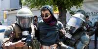 Polícia detém manifestante durante protesto contra o governo do Chile em Valparaíso
06/11/2019
REUTERS/Rodrigo Garrido  Foto: Reuters
