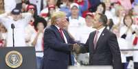 Trump com o ex-governador de Kentucky, Matt Bevin, em comício em Lexington  Foto: EPA / Ansa