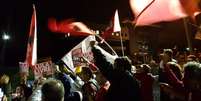 Manifestantes pró-Lula comemoram em frente à Superintendência da Polícia Federal em Curitiba  Foto: Felipe Souza/BBC News Brasil / BBC News Brasil