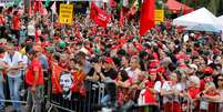 Militantes aguardam saída do ex-presidente Luiz Inácio Lula da Silva da prisão
08/11/2019
REUTERS/Rodolfo Buhrer  Foto: Reuters