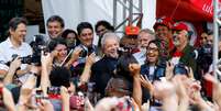 Ex-presidente Luiz Inácio Lula da Silva discursa após deixar a prisão em Curitiba
08/11/2019
REUTERS/Rodolfo Buhrer  Foto: Reuters