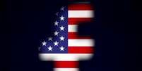 Imagem em 3D do logotipo do Faceboo em frente a uma bandeira dos Estados Unidos. 18/3/2018. REUTERS/Dado Ruvic  Foto: Reuters