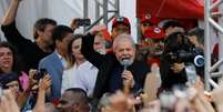 Ex-presidente Luiz Inácio Lula da Silva discursa após deixar prisão em Curitiba
08/11/2019
REUTERS/Rodolfo Buhrer  Foto: Reuters