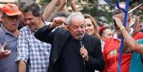 Lula discursa um dia após sair da prisão.  Foto: Nacho Doce / Reuters