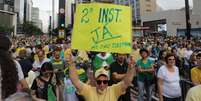 Manifestantes fecham a avenida Paulista, em São Paulo.  Foto: Fábio Vieira / Foto Rua / Estadão Conteúdo