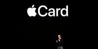 O executivo Tim Cook ao lançar o Apple Card; usuários têm dito que mulheres estão recebendo limites de crédito menores do que homens  Foto: Getty Images / BBC News Brasil