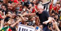 Ex-presidente Luiz Inácio Lula da Silva cercado por apoiadores em São Bernardo do Campo
09/11/2019
REUTERS/Nacho Doce  Foto: Reuters