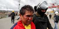 Homem é detido por policial durante choques entre simpatizantes do ex-presidente Evo Morales e militantes da oposição em La Paz
11/11/2019
REUTERS/Carlos Garcia Rawlins  Foto: Reuters