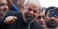 No dia seguinte à sua libertação, o ex-presidente Lula discursa diante de simpatizantes em São Bernardo do Campo  Foto: DW / Deutsche Welle