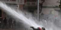Manifestante é atingido por canhão d'água durante protesto contra o governo do Chile em Santiago
11/11/2019
REUTERS/Ivan Alvarado     TPX IMAGES OF THE DAY  Foto: Reuters