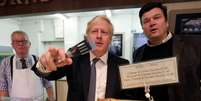 Primeiro-ministro britânico Boris Johnson faz campanha em visita a padaria em Wells, Reino Unido
14/11/2019
Frank Augstein/Pool via REUTERS   Foto: Reuters