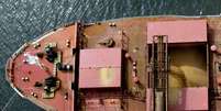 Navio é carregado com soja para exportação no porto de Paranaguá (PR) 
27/03/2003
REUTERS/Paulo Whitaker  Foto: Reuters
