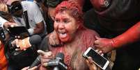 Manifestantes contra Evo cortaram o cabelo de prefeita e cobriram seu corpo com tinta vermelha; cercada pela multidão enfurecida, ela foi obrigada a caminhar descalça enquanto recebia as mais duras ofensas  Foto: EPA / BBC News Brasil