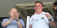 Ao lado de José Carlos Peres, presidente do Santos, Bolsonaro vestiu a camisa do Peixe (Foto: Guilherme Dionizio/Gazeta Press)  Foto: Gazeta Esportiva