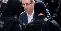 Ex-deputado Eduardo Cunha é escoltado por agentes da Polícia Federal
01/11/2016
REUTERS/Rodolfo Buhrer  Foto: Reuters