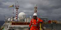 Trabalhador em plataforma da Petrobras na Bacia de Santos, RJ 
05/09/2018
REUTERS/Pilar Olivares  Foto: Reuters