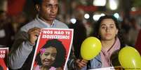 Familiares e amigos carregam cartazes com foto de Ágatha, em protesto em setembro  Foto: DW / Deutsche Welle