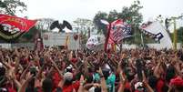 Festa de torcedores em frente à sede do Flamengo durante saída do elenco para Lima  Foto: Ricardo Moraes / Reuters