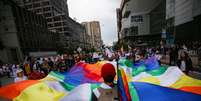 Manifestantes carregam bandeira Wiphala durante protesto em Bogot&aacute;
REUTERS/Luisa Gonzalez  Foto: Reuters
