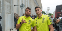 Pepê e Reunier, dois dos garotos do elenco no embarque para Lima (Foto: Alexandre Vidal / Flamengo)  Foto: Gazeta Esportiva