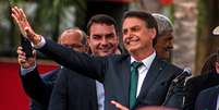 Bolsonaro (d) acompanhado do filho e senador Flávio, durante convenção do Aliança pelo Brasil, partido que tenta fundar  Foto: FEPESIL / THENEWS2/ESTADÃO CONTEÚDO