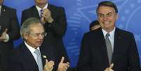 O ministro Paulo Guedes e o presidente Jair Bolsonaro em cerimônia no Planalto.  Foto: Antonio Cruz/Agência Brasil - 16/10/2019 / Estadão Conteúdo