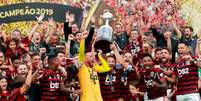 Jogadores levantam a Taça Libertadores da América  Foto: Henry Romero / Reuters