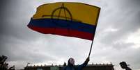 Manifestante com bandeira protesta na Plaza de Bol&iacute;var, em Bogot&aacute;
24/11/2019 REUTERS/Luisa Gonzalez   Foto: Reuters