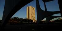 Prédio do Congresso Nacional visto através das colunas do Palácio do Planalto
12/04/2017
REUTERS/Ueslei Marcelino  Foto: Reuters