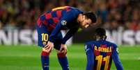 Messi tenta consolar Dembélé após a lesão (Foto: JOSEP LAGO / AFP)  Foto: Lance!