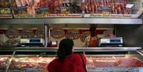 Segundo a Associação Brasileira de Supermercados (Abras), em menos de três meses o custo do contrafilé subiu 50% para os supermercados; o do coxão mole, 46%. Por isso, foram repassados aos consumidores  Foto: REUTERS/Amanda Perobelli / BBC News Brasil