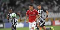 Guerrero chutou e Gatito Fernández falhou no único gol do confronto entre Internacional e Botafogo no Rio de Janeiro pelo Brasileirão 2019  Foto: Twitter / @SCInternacional / Estadão