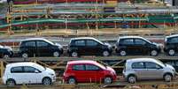 Caminhão-cegonha carregado com carros em São Bernardo do Campo (SP) 
REUTERS/Paulo Whitaker  Foto: Reuters