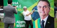 Advogados que auxiliam Bolsonaro querem combinar um aplicativo de celular com os leitores de impressões digitais de smartphones para agilizar a coleta das 491.967 assinaturas necessárias  Foto: Reuters / BBC News Brasil