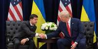 A história gira em torno de uma ligação entre o presidente da Ucrânia Volodymyr Zelensky (esquerda) e o presidente dos EUA, Donald Trump  Foto: EPA / BBC News Brasil