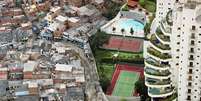 Foto de Tuca Vieira que mostra Paraisópolis e prédio de luxo do Morumbi rodou o mundo e virou símbolo da desigualdade social  Foto: Tuca Vieira / BBC News Brasil