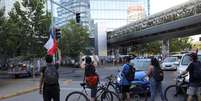 Manifestantes usam bicicletas para bloquear rua em Santiago
05/12/2019 REUTERS/Pablo Sanhueza   Foto: Reuters