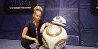 F&atilde; posa ao lado do rob&ocirc; BB8, de Star Wars.  Foto: Emerson Santos / FotoArena / Estad&atilde;o