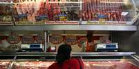 Mulher compra carne em açougue em Santo André
01/10/2019
REUTERS/Amanda Perobelli  Foto: Reuters