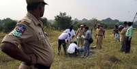 Legistas examinam corpos no local onde polícia matou 4 suspeitos de estuprar e assinar uma veterninária de 27 anos em Chatanpally, na Índia
06/12/2019
REUTERS/Swarat Ghosh  Foto: Reuters