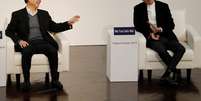 CEO do Softbank, Masayoshi Son (à esquerda), e co-fundador do Alibaba Group, Jack Ma, durante conversa em fórum em Tóquio, Japão 
06/12/2019
REUTERS/Kim Kyung-Hoon  Foto: Reuters