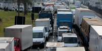 Caminhoneiros protestam contra preço do diesel na rodovoa Régis Bittencourt, em São Paulo
25/05/2018 REUTERS/Leonardo Benassatto  Foto: Reuters