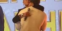 Marcos Mion é consolado por Xuxa após receber presente de Gugu Liberato no 'Família Record'  Foto: Instagram / @marcosmion / Estadão