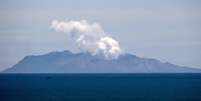 Vulcão entrou em erupção enquanto turistas visitavam a Ilha Branca, na Nova Zelândia  Foto: AFP/Getty images / BBC News Brasil